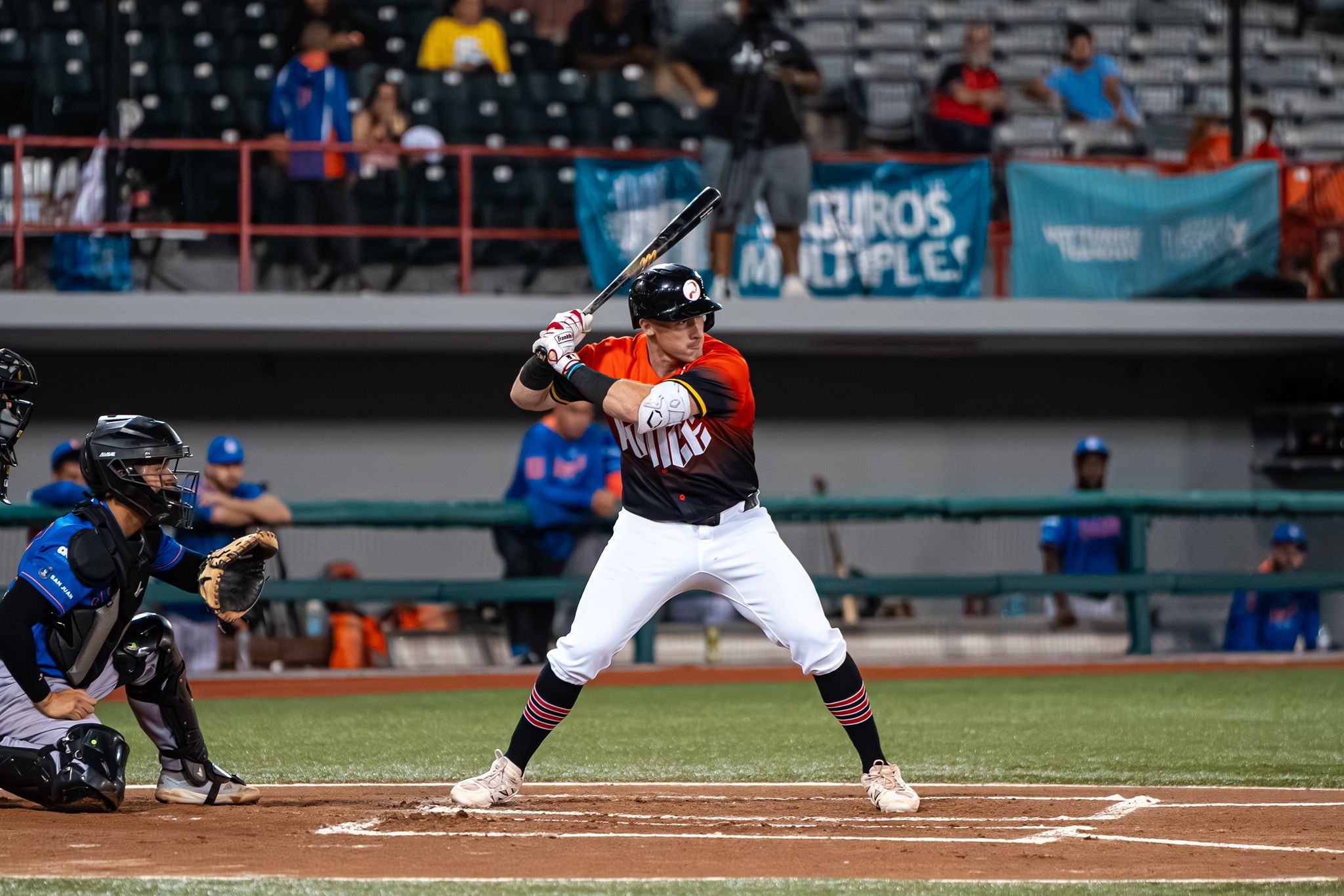Los Leones provocan un empate en la cima con Santurce